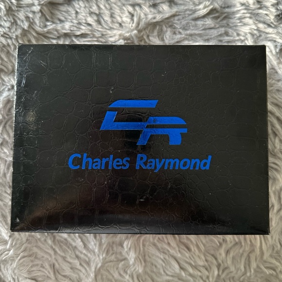 His and hers matching watch set - Picture 4 of 5